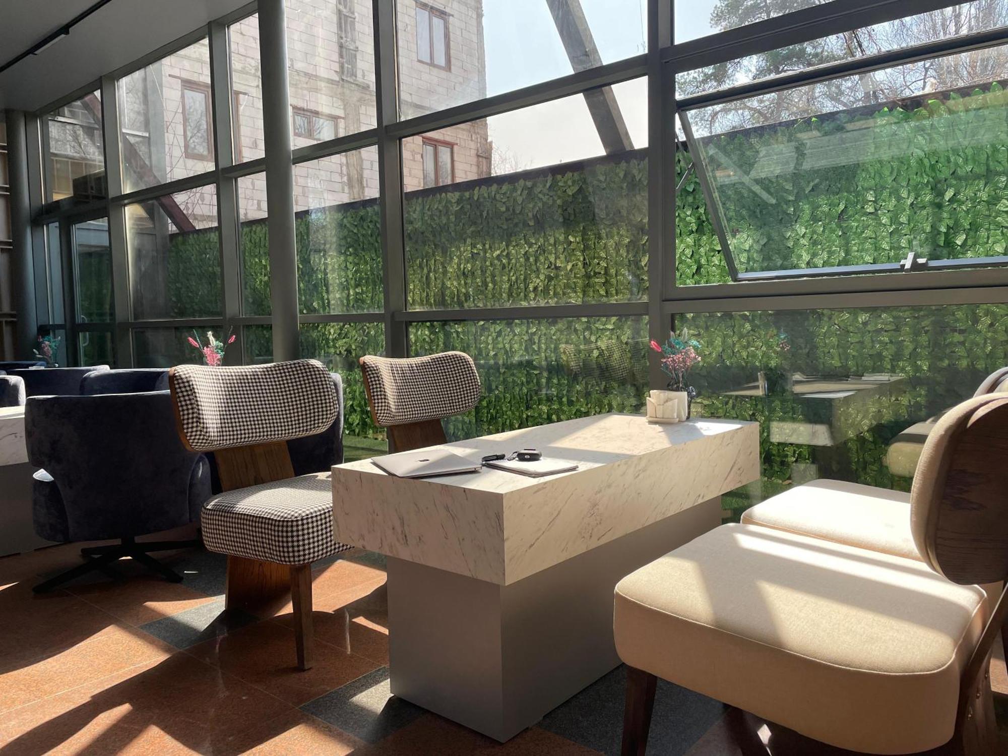 Aykun Hotel Almaty Esterno foto