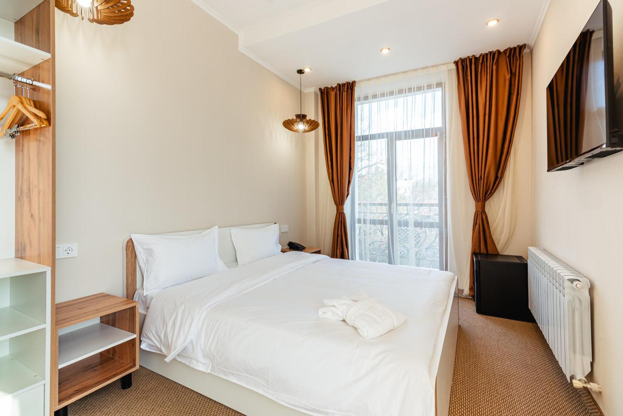 Aykun Hotel Almaty Esterno foto